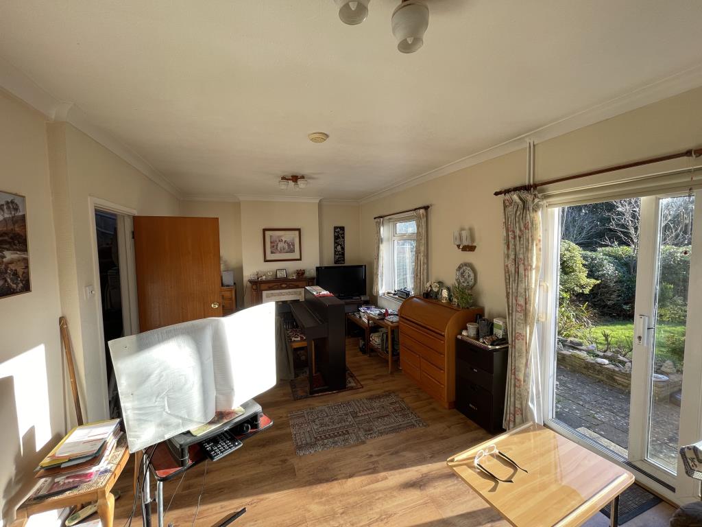 Lot: 86 - DETACHED HOUSE FOR INVESTMENT OR OWNER-OCCUPATION - Inside image of living room